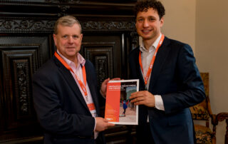 Ruben Koekoek overhandigt 'Innovatieve financiering van preventie' aan David Cutler.