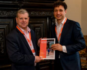 Ruben Koekoek overhandigt 'Innovatieve financiering van preventie' aan David Cutler.