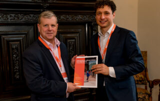 Ruben Koekoek overhandigt 'Innovatieve financiering van preventie' aan David Cutler.