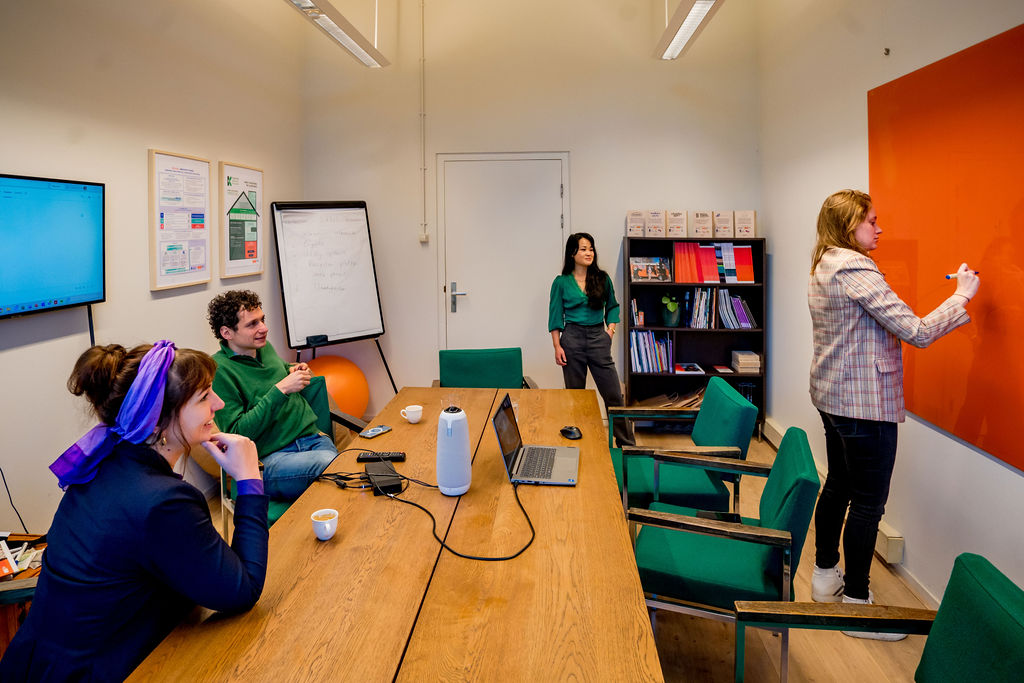 Top 5 thema’s Top-5-thema's. Teamleden die in een meeting zitten.